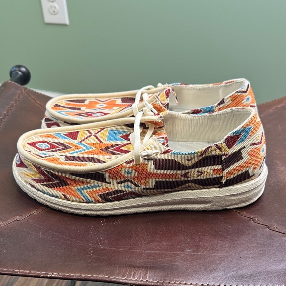 2 pair Aztec Patterned canvas Shoes 10 - Picture 4 of 15